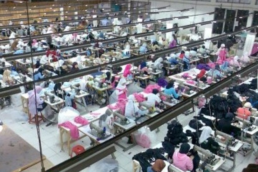 Salah satu kegiatan di sebuah pabrik tekstil di Indonesia. (Ilustrasi) 