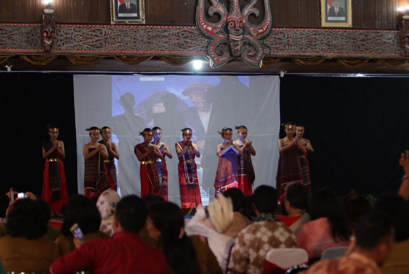 Salah satu kegiatan Festival Tenun Nusantara, Simposium Nasional Tenun Nusantara di Tapanuli Utara, Sumatera Utara, Senin (15/10). 
