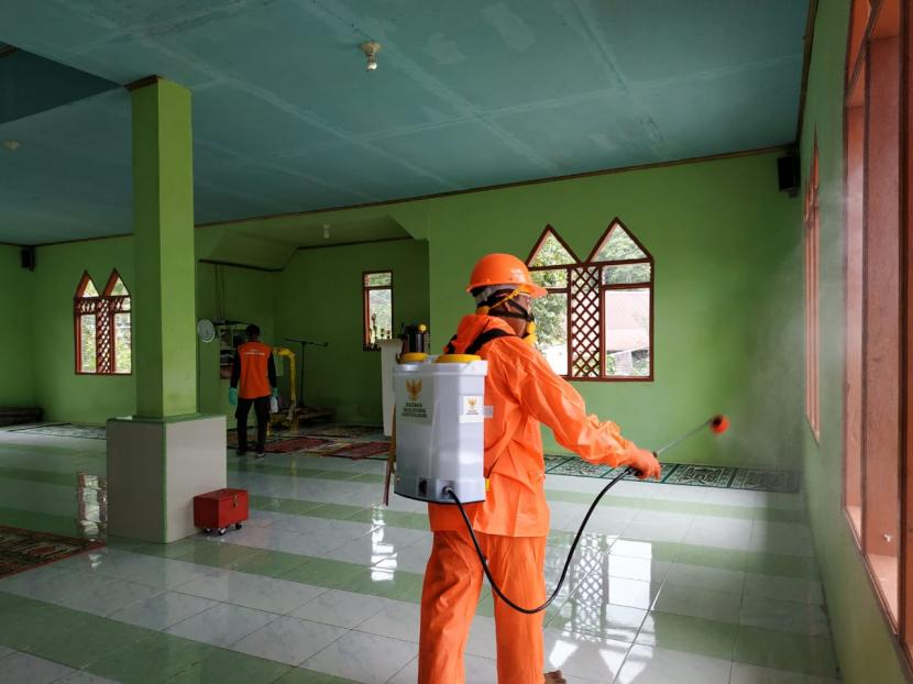 Salah satu kegiatan disinfektan rumah ibadah di kampung tanggap bencana corona.