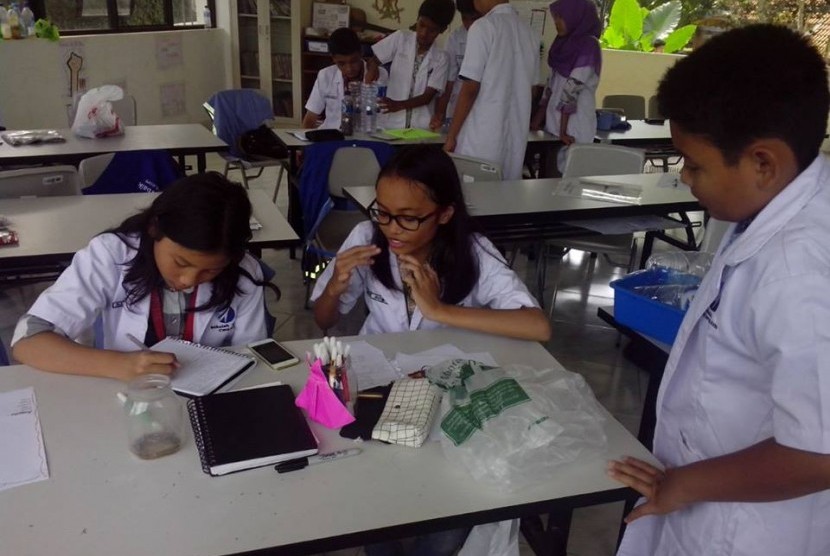Salah satu kegiatan murid-murid Sekolah Alam Cikeas (SAC) di laboratorium.
