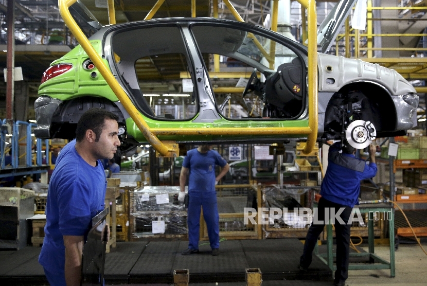salah satu kegiatan produksi  kendaraan Peugeot di Iran