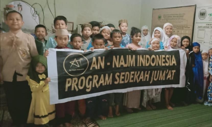 Salah satu kegiatan Program Sedekah Jumat An-Najm.