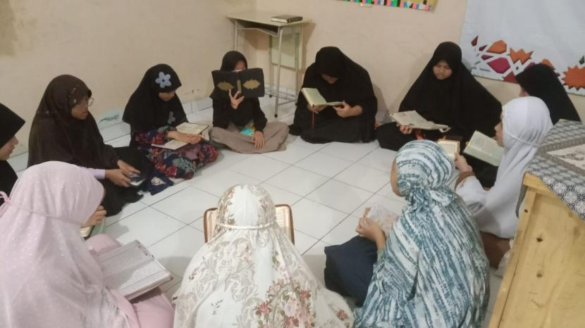 Salah satu kegiatan Quran Camp yang diadakan oleh SMP Integral Putri  Hidayatullah Depok, yakni halaqah Quran.