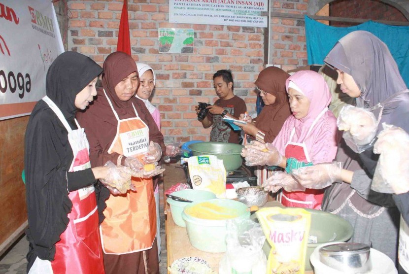 Salah satu kegiatan yang diadakan oleh Laznas BMH, pelatihan ibu hebat (foto atas) dan Hamidah, binaan BMH dalam pemberdayaan ekonomi (foto bawah).