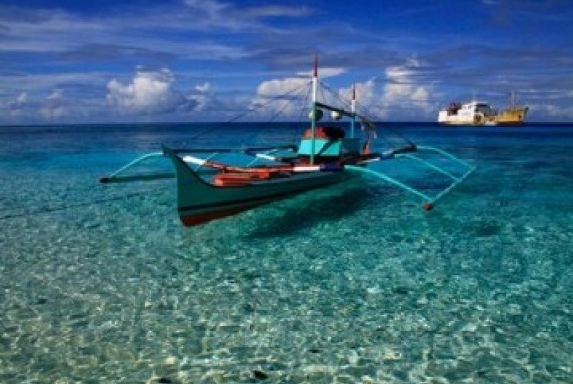 Salah satu keindahan laut Pulau Miangas, pulau terluar wilayah Indonesia.