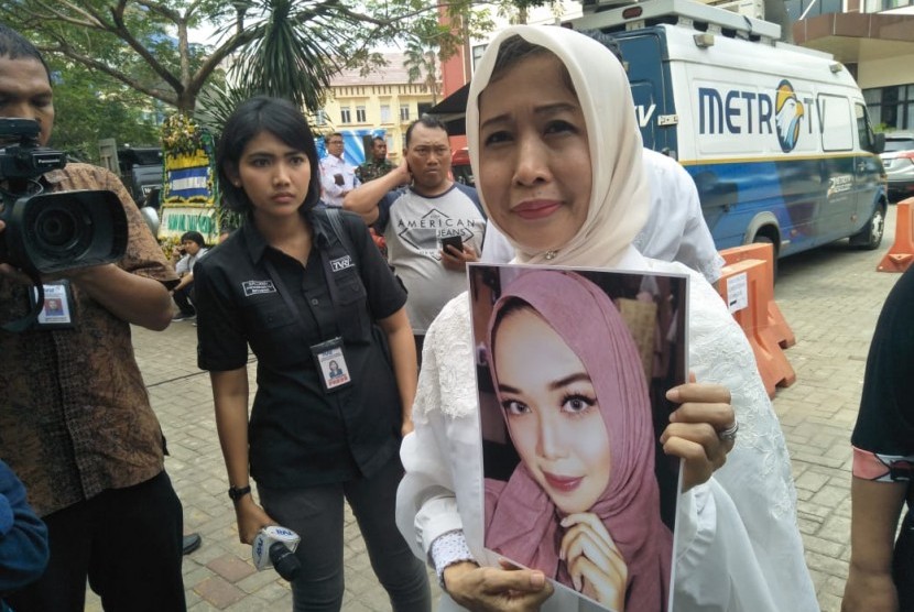 Salah satu keluarga korban Retno Sari Dewi menunjukkan foto anaknya (Puspita Eka Putri) yang menjadi korban jatuhnya pesawat Lion Air JT-610, Selasa (30/10), Jakarta. Saat ini Retno masih menanti proses identifikasi jenazah anaknya. 