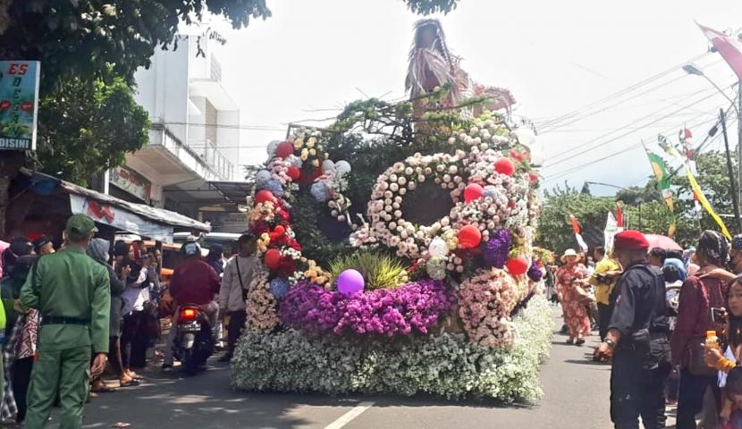 Salah satu kendaraan hias melintas di hadapan warga pada Karnaval kendaraan dan aneka kostum dengan hiasan bunga potong yang digelar dalam rangka Festival Bunga di Kecamatan Bandungan, Kabupaten Semarang, Jawa Tengah, Ahad (28/8).