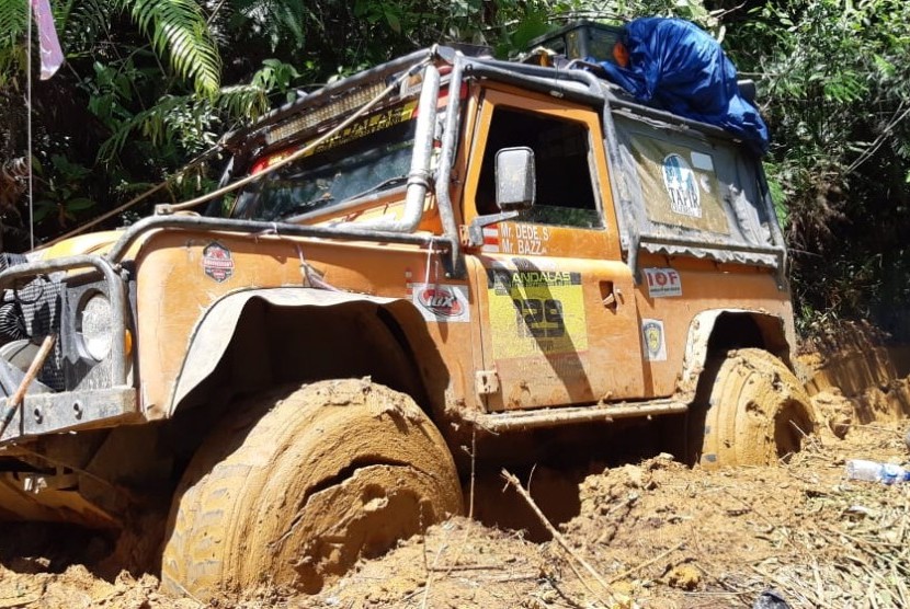 Salah satu kendaraan peserta IOX Andalas 2019 terjebak di trek 'neraka'.