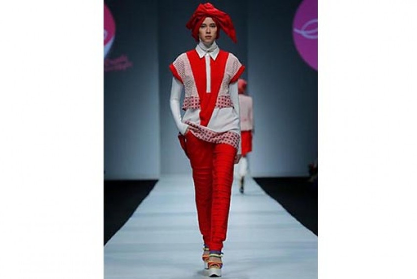 Salah satu koleksi Shafira Encyclo di ajang Jakarta Fashion Week 2015