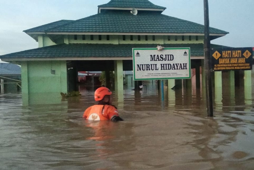 Salah satu kondisi mushola yang terendam banjir di Bengkulu.