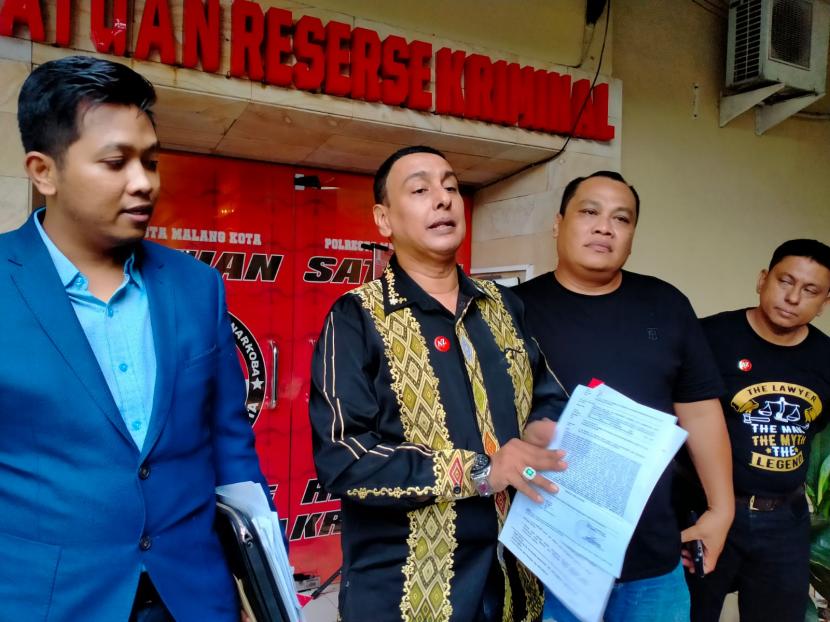 Salah satu koordinator Aremania dan tim pengacara membuat laporan terhadap Ade Armando di Mapolresta Malang Kota (Makota), Selasa (11/10/2022). 