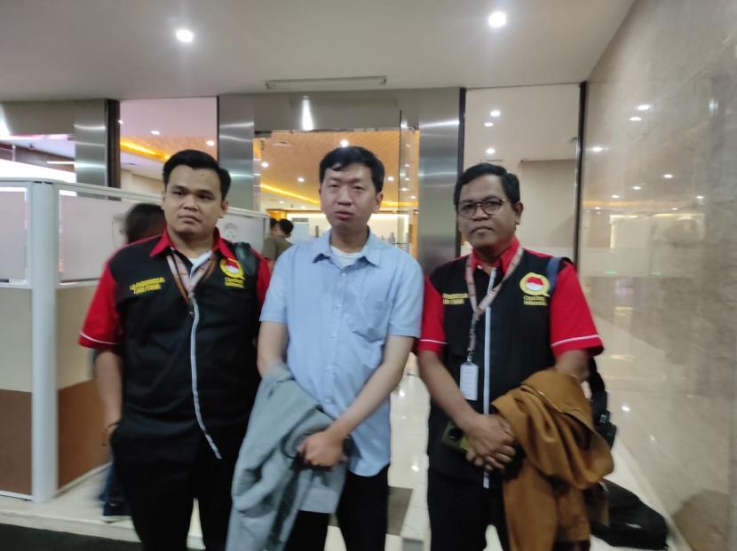 Salah satu korban Indosurya  Tommy Suhardi (tengah) bersama tim hukum LQ  Indonesia Lawfirm  mendatangi Bareskirm