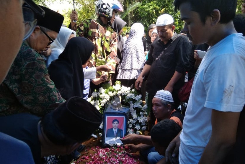 Salah satu korban Lion Air JT610 Rivandi Pranata (28 tahun) dimakamkan di Kota Padang, Sumatra Barat, Ahad (11/11). 