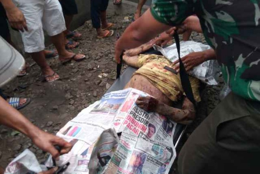 Salah satu korban metromini vs KRL di palang pintu Stasiun Angke
