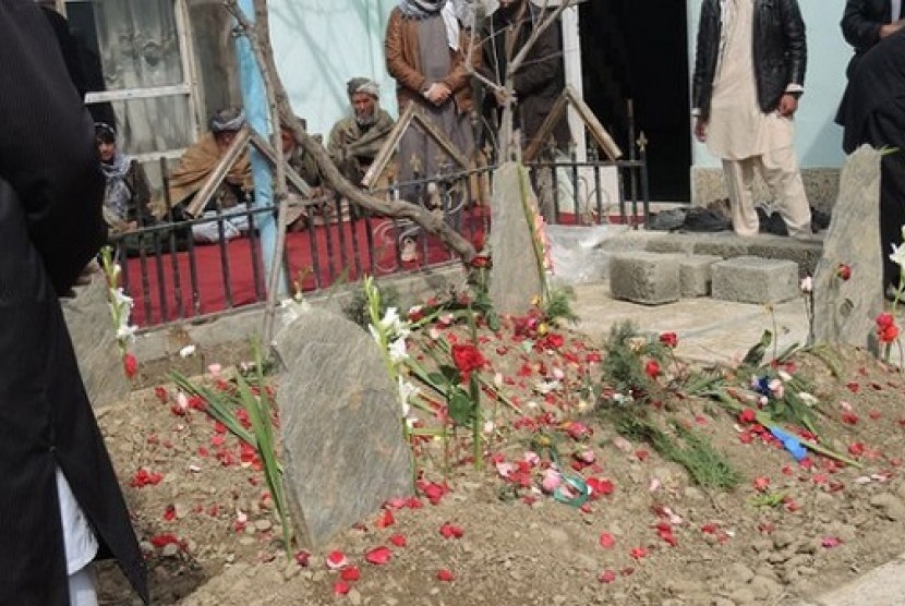 Salah satu korban penembakan di Masjid Kabul telah dimakamkan