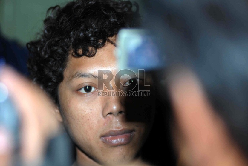   Salah satu korban perbudakan buruh kuali, Bagas menjawab pertanyaan wartawan saat melaporkan pengaduan ke Lembaga Perlindungan Saksi dan Korban (LPSK) di Jakarta,Rabu (15/5).  (Republika/Wihdan Hidayat)