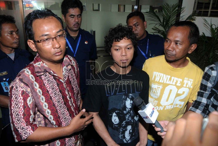  Salah satu korban perbudakan buruh kuali, Bagas (tengah) menjawab pertanyaan wartawan saat melaporkan pengaduan ke Lembaga Perlindungan Saksi dan Korban (LPSK) di Jakarta,Rabu (15/5).  (Republika/Wihdan Hidayat)