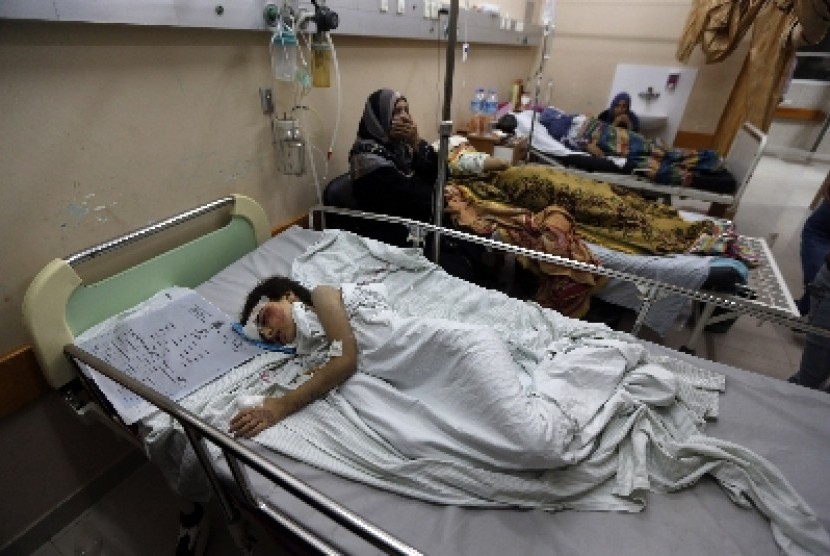 Dokter Qatar Lakukan Operasi Medis di Jalur Gaza. Salah satu korban serangan Israel dirawat di rumah sakit di Jalur Gaza.