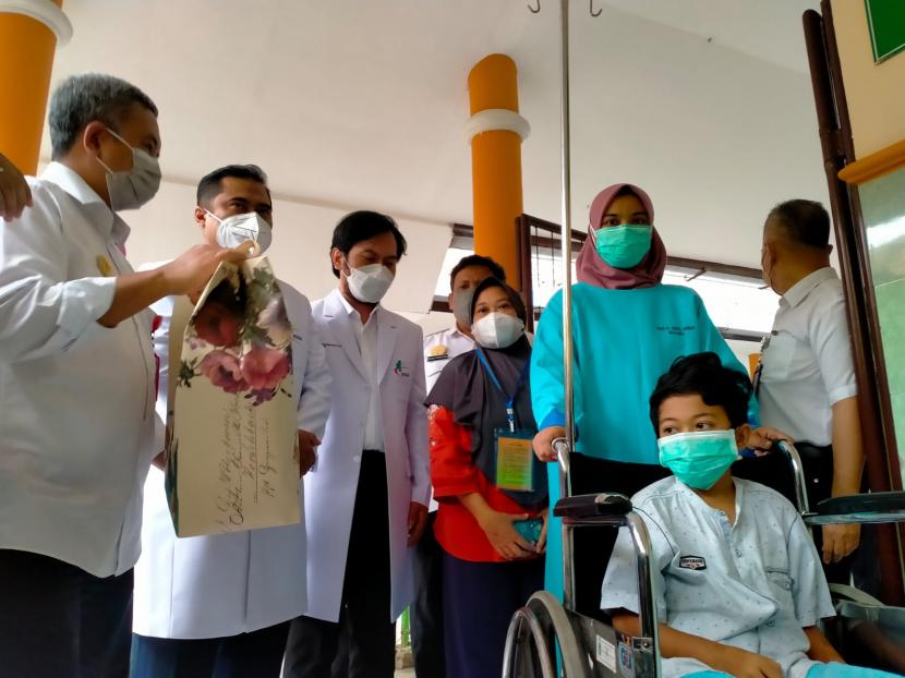 Salah satu korban tragedi Kanjuruhan telah dinyatakan sembuh dan diizinkan kembali ke rumah dari RSUD Saiful Anwar (RSSA) Kota Malang, Rabu (26/10/2022). Korban tersebut bernama Muhammad Afrizal (10 tahun) dan berdomisili di Bululawang, Kabupaten Malang. 