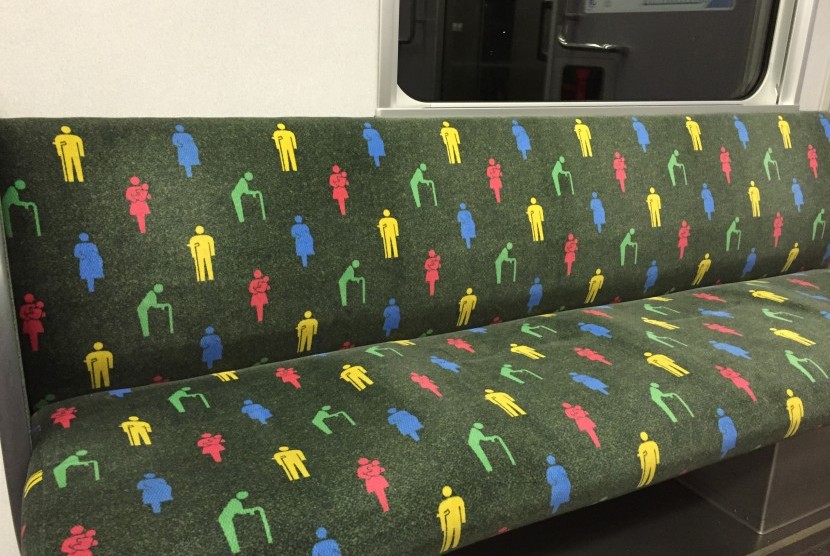 Salah satu kursi di angkutan umum yang ada di Jepang berisi gambar bagi penumpang khusus