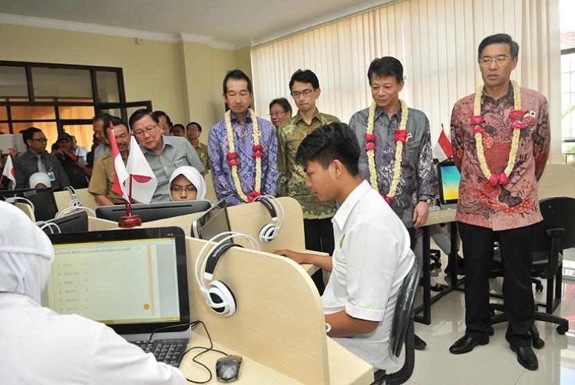 Pemberian bantuan dan fasilitas pendidikan bagi STIKES Cendekia Utama, Kudus, Jawa Tengah, oleh Djarum Foundation bersama Sumitomo Mitsui Banking Corporation