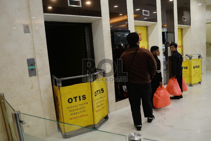 Salah satu lift di lantai 1 Gedung Nestle ditutup saat peninjauan peristiwan jatuhnya lift di gedung tersebut, Jakarta Selatan, Senin (14/12).  (Republika/Yasin Habibi)