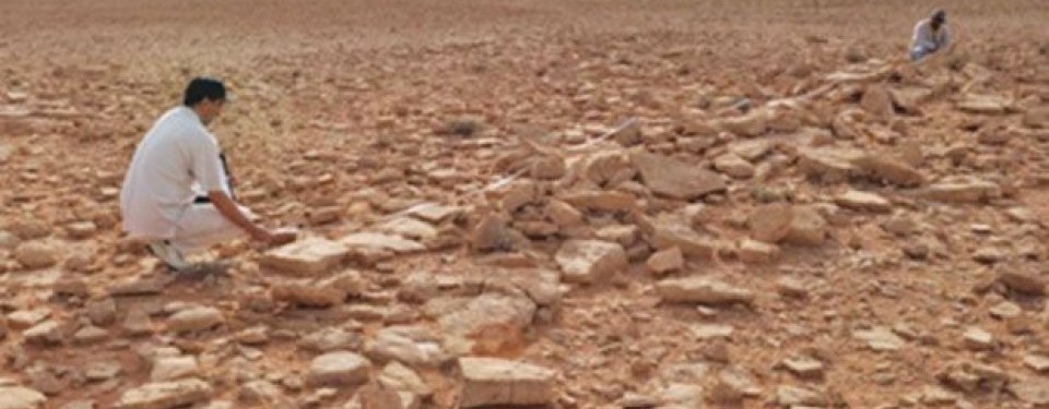  Salah satu lokasi di mana arkeolog SCTA menggali sisa-sisa barang antik Zaman Batu di Alghat dekat Riyadh. 