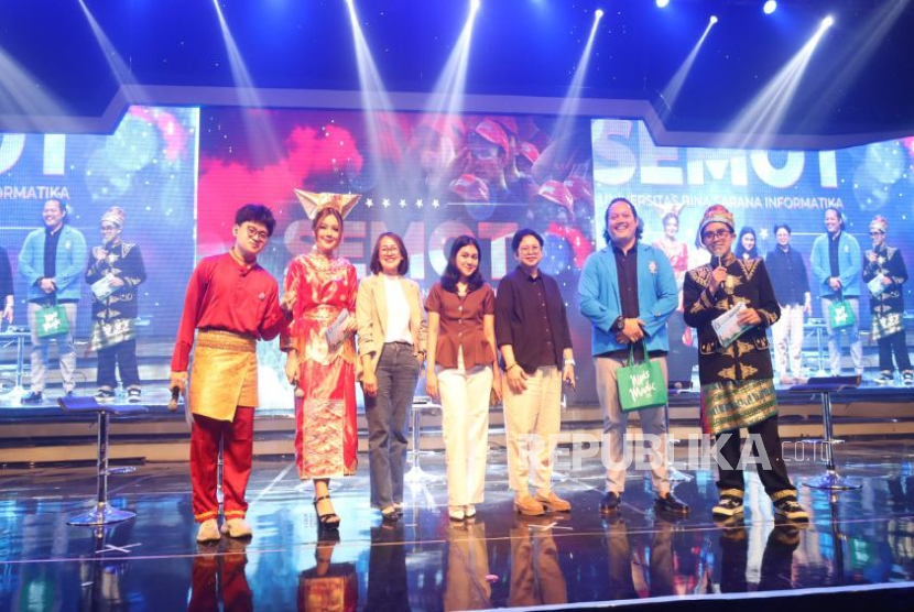 Salah satu lulusan UBSI, Firly Dafrayu berbagi pengalaman inspiratif di hadapan para mahasiswa baru dalam acara SEMOT 2025.