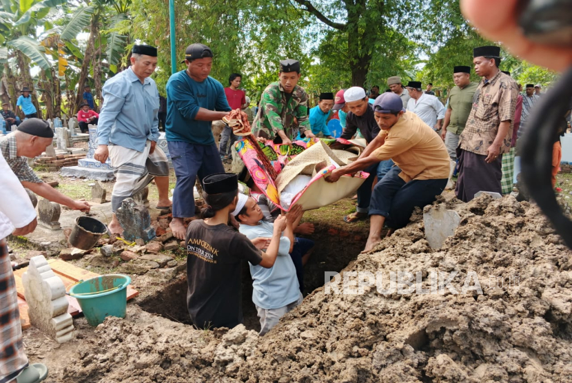 Isak Tangis Iringi Pemakaman Mahasiswa Korban Tenggelam di Sungai Cimanuk