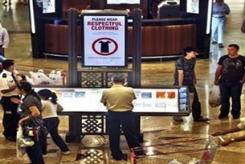  UEA Kembali Buka Mushalla di Pusat Perbelanjaan. Foto ilustrasi: Salah satu mal di Dubai, Uni Emirat Arab memasang papan peringatan agar pengunjung mengenakan pakaian yang sopan.