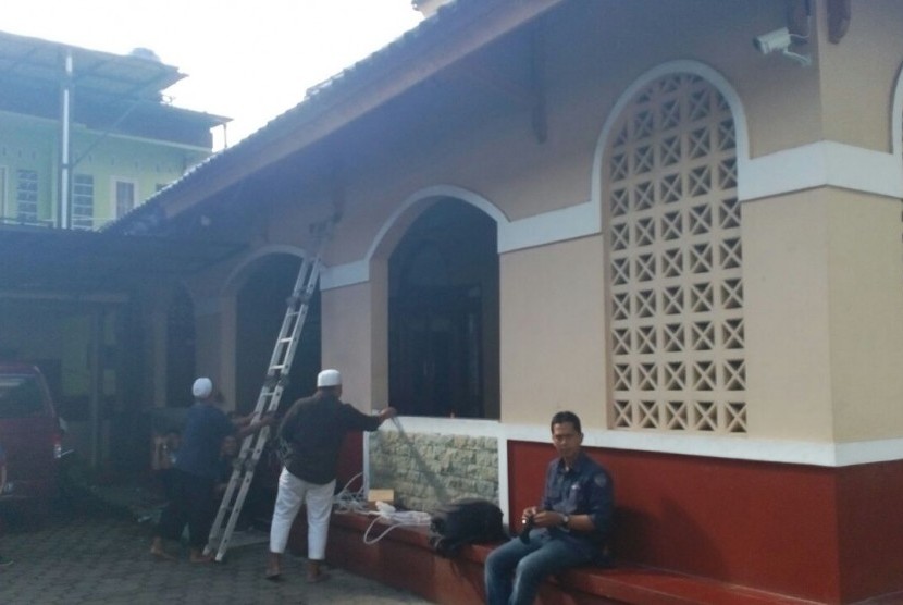 [ilustrasi] Salah satu masjid di Tasikmalaya, Jawa Barat yang dipasang kamera pengawas atau CCTV untuk mencegah adanya upaya penyerangan ulama, Rabu (28/2).
