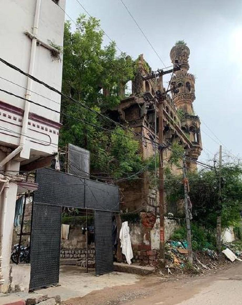 Salah satu masjid tertua di Hyderabad kehilangan menaranya karena hujan