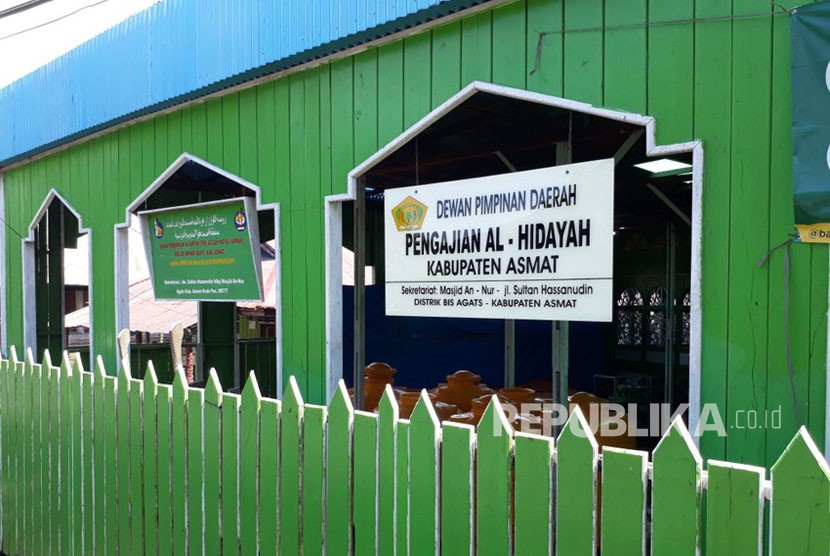 Salah satu masjid umat Islam di Jalan Sultan Hassanudin, Distrik Agats, Kabupaten Asmat, Papua, Rabu (7/2). 
