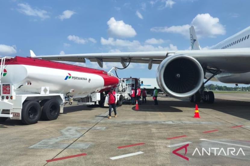 Salah satu maskapai yang ada di bandara Supadio Pontianak, Kalimantan Barat mengisi bahan bakar avtur sebelum take off. 