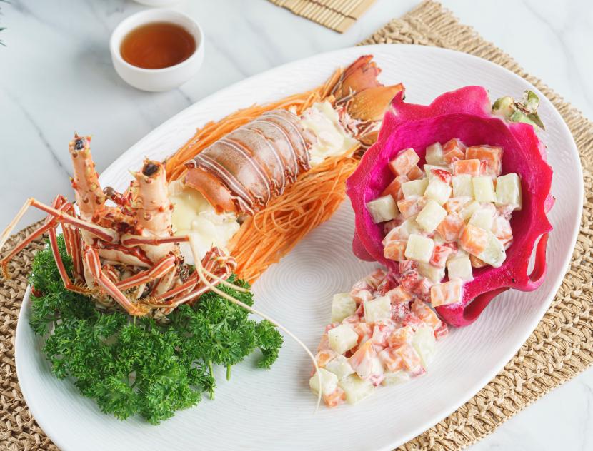 Salah satu menu baru Twelve Jakarta adalah mix fruit lobster salad.