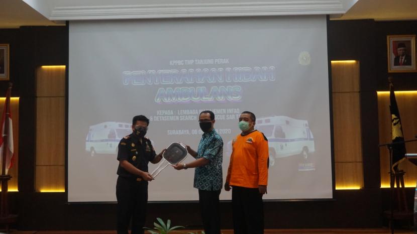 Salah satu mitra Laznas LMI, Kantor Pengawasan dan Pelayanan Bea dan Cukai Tipe Madya Pabean Tanjung Perak Surabaya menghibahkan satu mobil ambulans untuk Laznas LMI.