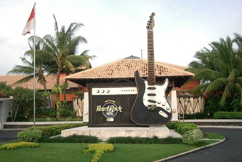 Salah satu model gitar raksasa di Hard Rock Bali.