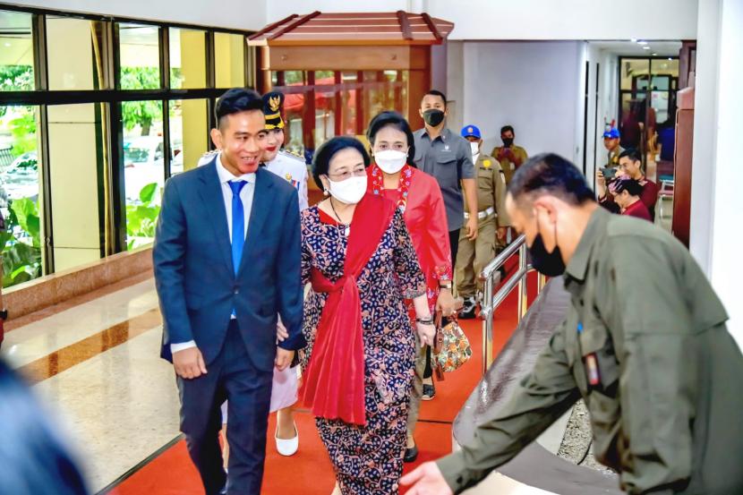   Salah satu momen Gibran Rakabuming nampak sumringah ketika Ketua Umum PDIP Megawati Soekarnoputri menggandeng dirinya usai menghadiri pelantikan Hevearita Gunaryanti Rahayu sebagai wali kota Semarang periode 2021-2026, Senin (30/1/2023).