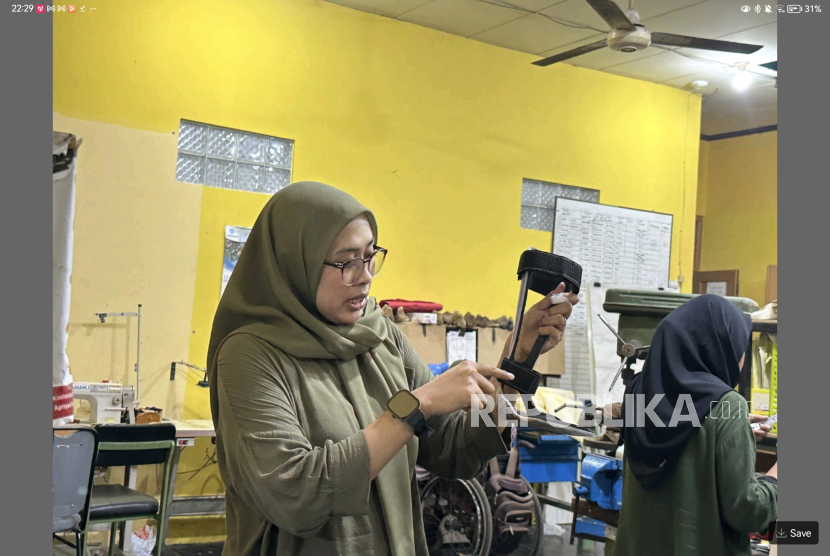 Salah satu narasumber menjelaskan tentang prostesis pada kegiatan AKSIBILITAS 2024 di Pusat Rehabilitasi YAKKUM, Yogyakarta, Jumat (6/12/2024). 