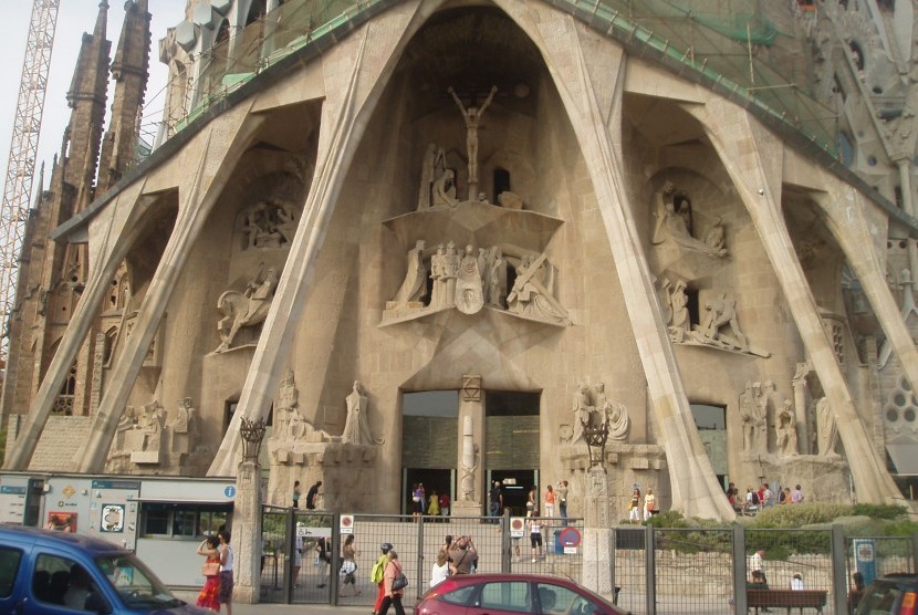 Salah satu objek wisata paling terkenal Barcelona adalah Sagrada Familia.