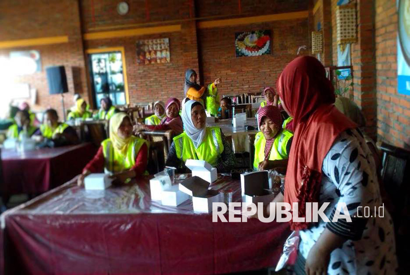 Salah satu paguyuban yang mendapat bantuan dari Semen Indonesia, Paguyuban Bakul Belanja Keliling Rembang (PB2KR) tengah melakukan pelatihan memasak, di desa Kedung Rejo, Kabupaten Rembang, Rabu (14/9). 