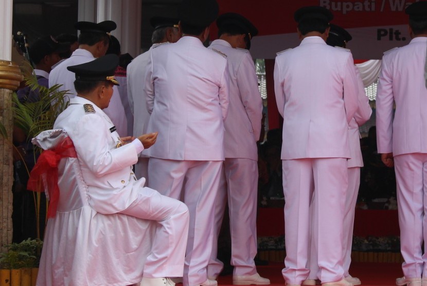Salah satu pasangan Bupati/Wakil Bupati terpilih berdoa  saat mengikuti pelantikan di Lapangan Merdeka Medan, Sumatera Utara, Rabu (17/2)