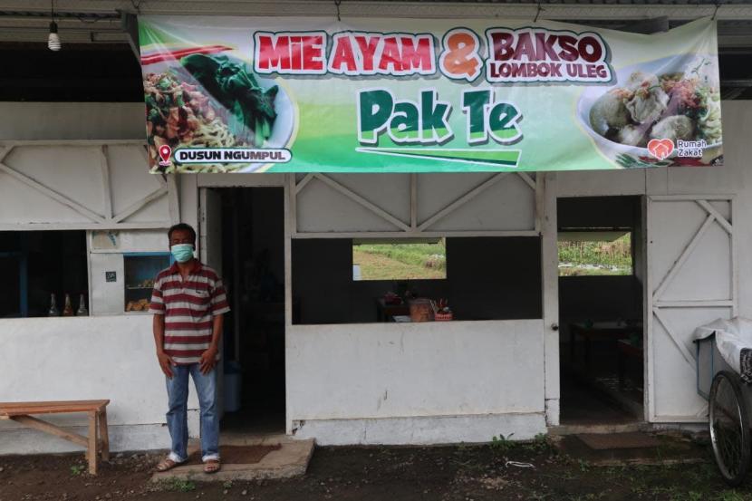 Salah satu pedagang bakso Lombok uleg di Temanggung adalah Teguh Rahayu. Warungnya dikenal dengan nama Pak Te. Warung ini merupakan binaan Rumah Zakat dalam program pemberdayaan ekonomi di Dusun Ngumpul, Desa Kedungumpul, Kecamatan Kandangan, Kabupaten Temanggung.