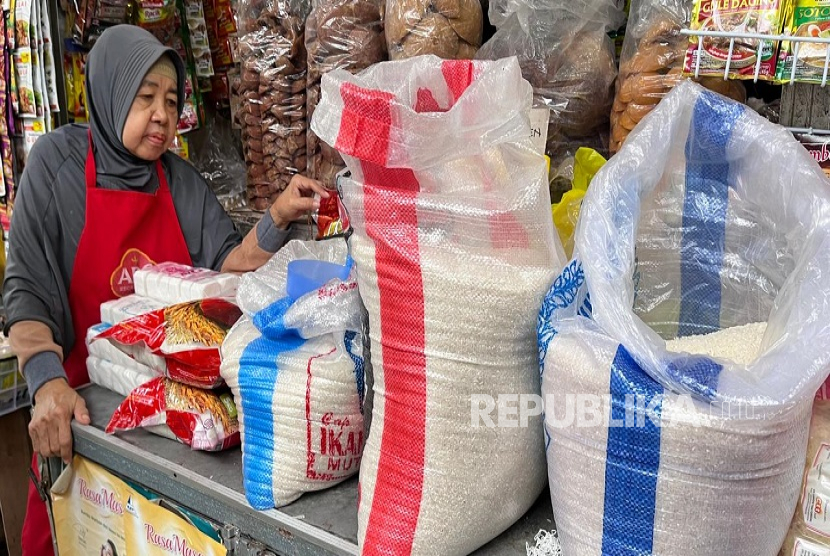 Salah satu pedagang Beringharjo, Iswarini yang ikut menanggapi isu beras oplosan mulai beredar di pasar tradisional. 