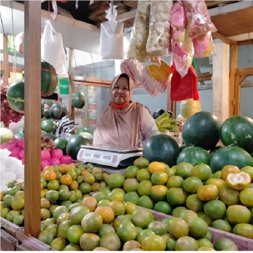 Salah satu pedagang di Pasar Besar Malang, Jawa TImur mengaku omzet menurun hingga 70 persen akibat pandemi Covid-19.