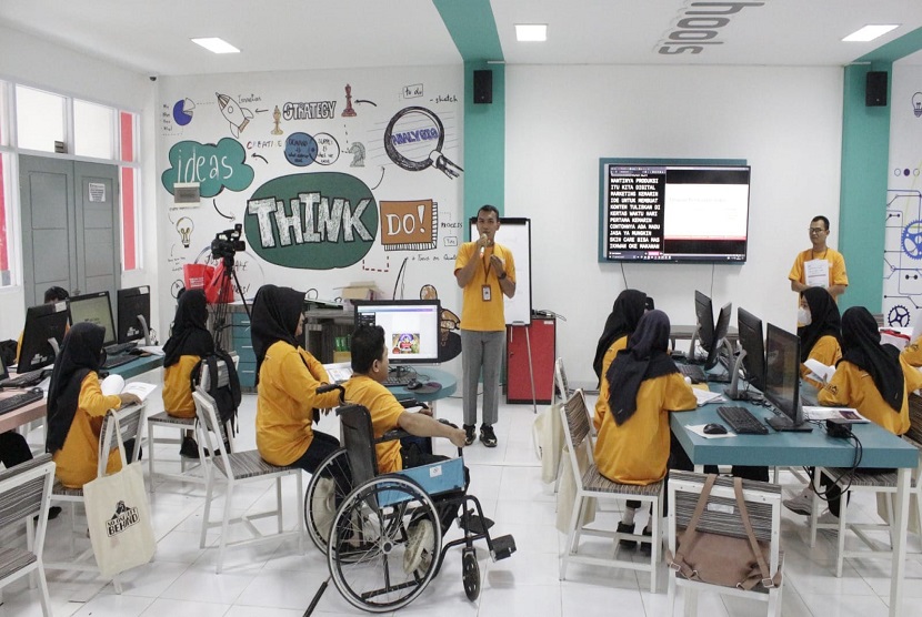 Salah satu pelaksanaan program Pelatihan Teknologi Informasi dan Komunikasi (TIK) bagi penyandang disabilitas yang diselenggarakan oleh Telkom bersama Yayasan Pendidikan Telkom yang berlokasi di SMK Telkom Purwokerto.
