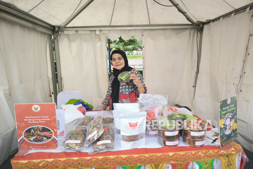 Salah satu pelaku UMKM, Eliza (68) menjajakan berbagai olahan di antaranya rendang paru, dendeng balado, kripik paru, di Bazaar Ramadhan yang digelar Republika di Masjid At Tin, Jakarta, Jumat (14/3/2025).   