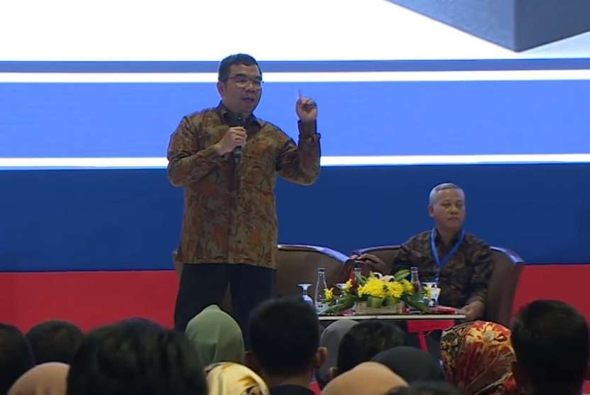 Salah satu pembicara seminar, Ridwan Hasan Saputra (berdiri).