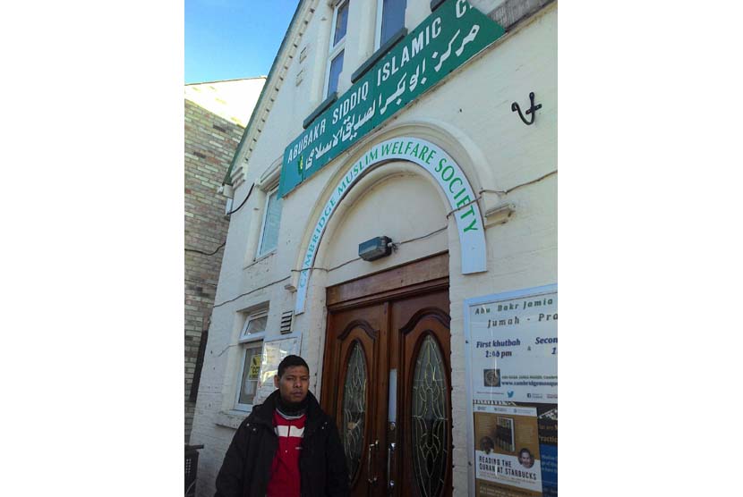 Salah satu pembimbing home stay siswa Sekolah Bosowa Bina Insani ke Cambridge Haposan Andi di depan Masjid Abu Bakr Cambridge, Inggris.