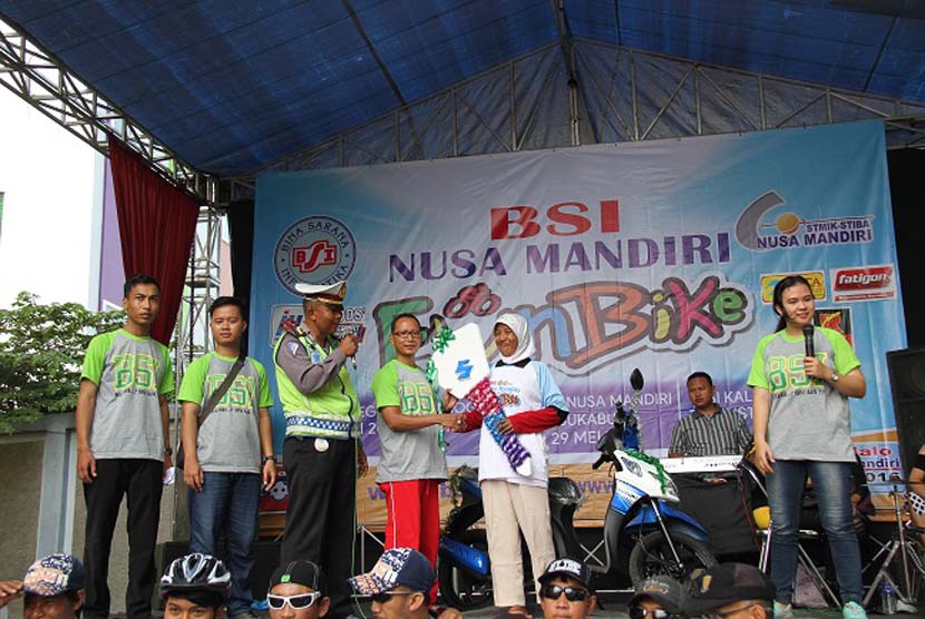 Pemenang hadiah utama  fun bike AMIK BSI Tegal 2016 menerima hadiah berupa sepeda motor.